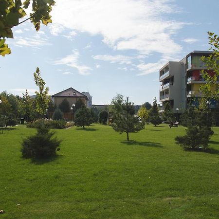 Airport Residence - Apartment Across From Otopeni Airport Екстер'єр фото