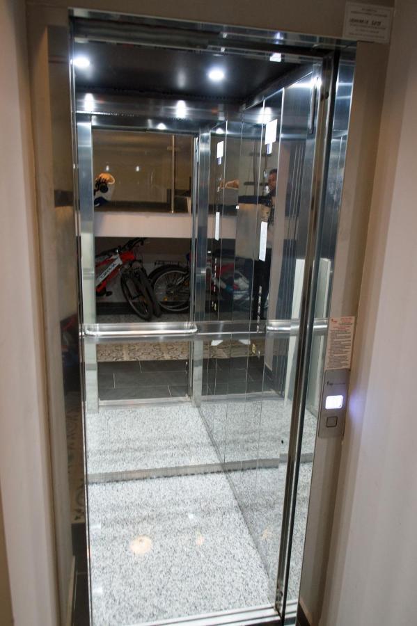 Airport Residence - Apartment Across From Otopeni Airport Екстер'єр фото